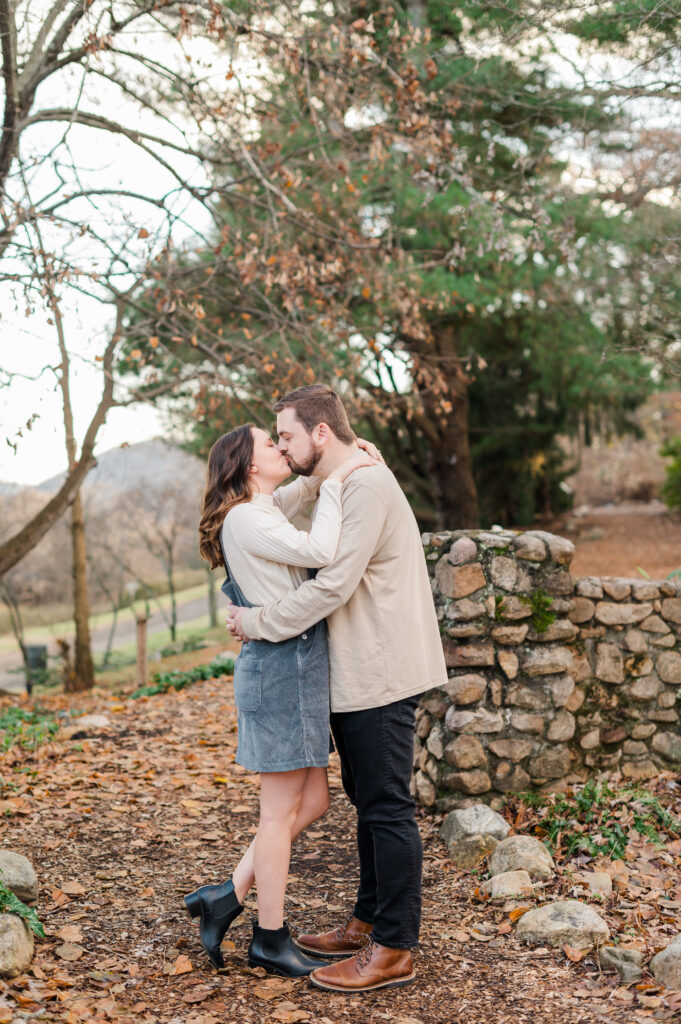 couple kissing