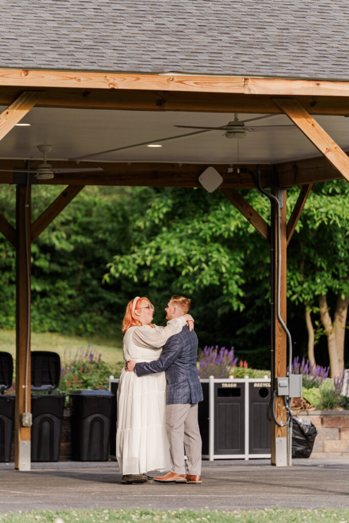 bride and groom first dannce