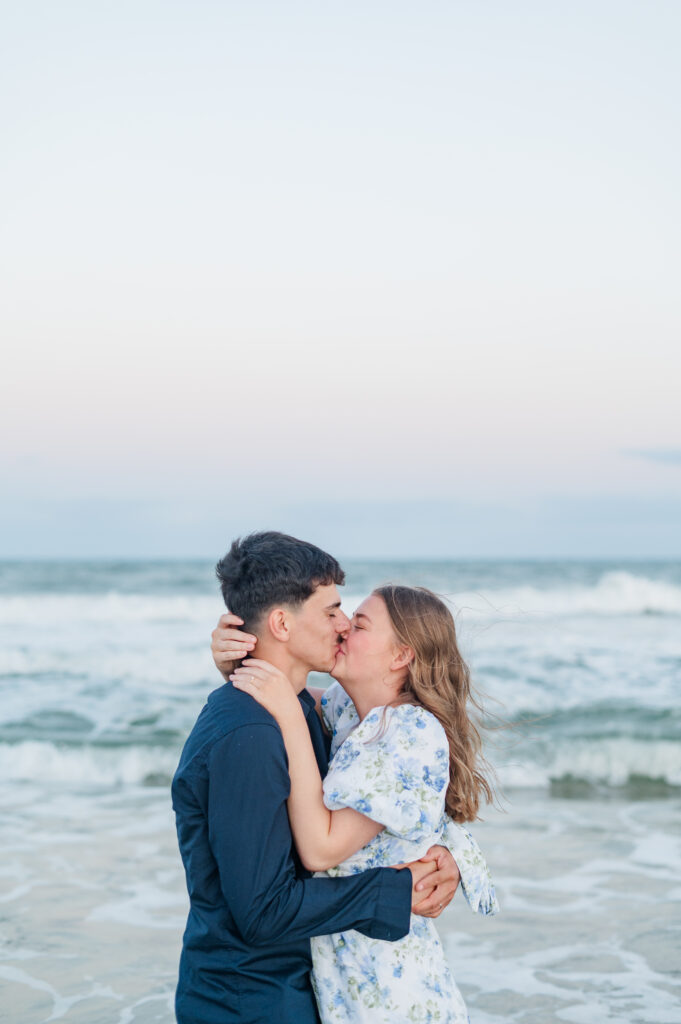 couple kissing at topsail beach