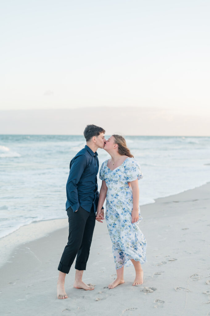 couple kissing at topsail beach