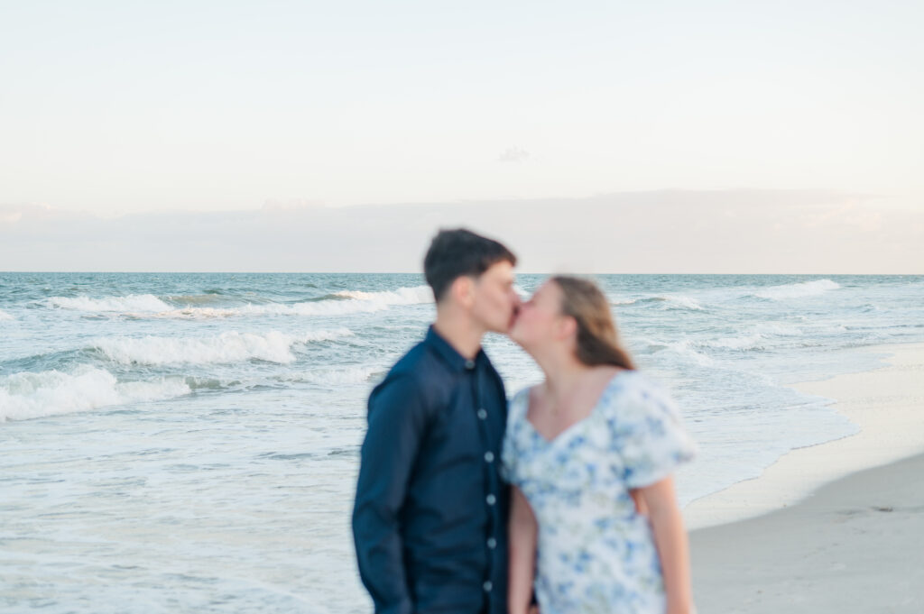 couple kissing at topsail beach